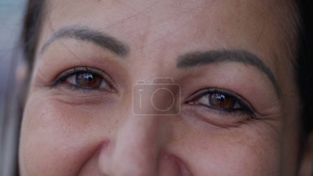 Téléchargez les photos : Femme heureuse macro yeux souriant à la caméra. Le regard d'une personne d'âge moyen - en image libre de droit
