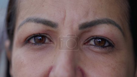 Téléchargez les photos : Femme d'âge moyen yeux regardant la caméra. Macro gros plan regard - en image libre de droit