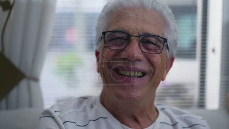 Téléchargez les photos : Portrait d'un homme âgé mature joyeux riant et souriant. Gros plan sur le visage d'une personne âgée aux cheveux gris avec une disposition heureuse - en image libre de droit
