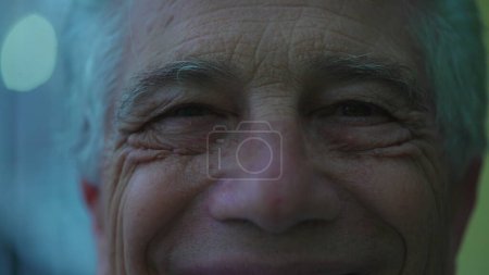 Téléchargez les photos : Happy mature senior homme macro gros plan souriant à la caméra. Vieillesse montrant l'expérience avec les rides et l'expression joyeuse - en image libre de droit
