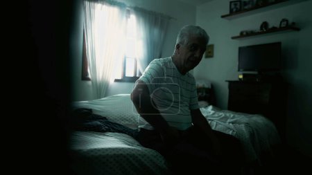 Téléchargez les photos : Scène sombre de chambre à coucher d'homme âgé déprimé, personne âgée seule dans la lutte avec le vieux, la douleur et le chagrin - en image libre de droit
