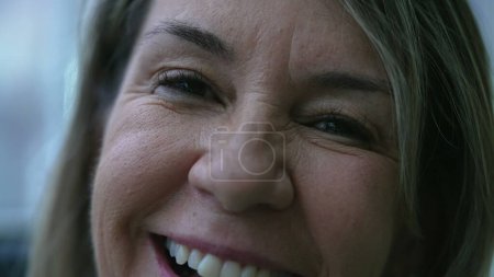 Foto de Macro primer plano de una mujer madura feliz sonriendo a la cámara, una mujer caucásica 50 persona emoción alegre - Imagen libre de derechos