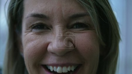 Téléchargez les photos : Macro gros plan d'une femme mûre heureuse souriant à la caméra, une femme caucasienne des années 50 personne joyeuse émotion - en image libre de droit