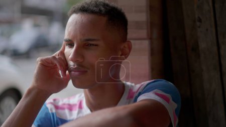 Foto de Un joven negro preocupado y pensativo lucha con pesar y mala conciencia, víctima de las circunstancias. primer plano de un brasileño preocupado - Imagen libre de derechos