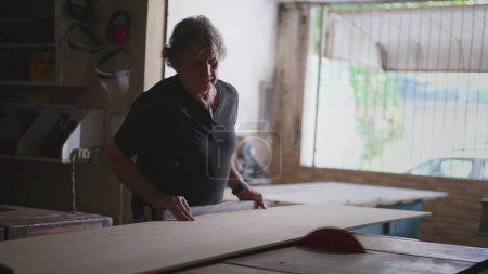 Foto de Carpintero maestro que trabaja en su carpintería o taller - Imagen libre de derechos