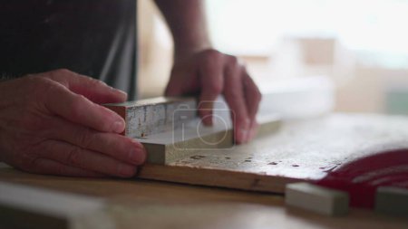 Foto de Detalle de la máquina de aserrar en el trabajo, madera de recorte en taller de carpintería - Imagen libre de derechos