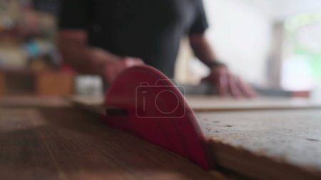 Téléchargez les photos : Gros plan de la scie à trancher morceau de bois à l'atelier de menuiserie - en image libre de droit