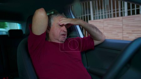 Téléchargez les photos : L'homme âgé anxieux à l'intérieur du véhicule souffre de soucis et de regrets. Une personne âgée se souvient d'un traumatisme aux prises avec la dépression et la maladie mentale - en image libre de droit