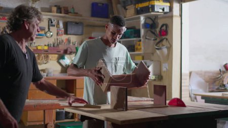 Foto de Joven aprendiz de carpintero trabajando en el negocio de la carpintería. Un brasileño negro comprometido con su ocupación profesional - Imagen libre de derechos