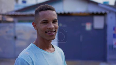 Foto de Retrato de un joven negro sudamericano sonriendo a la cámara, cara de primer plano de un alegre individuo brasileño feliz con frenillos - Imagen libre de derechos