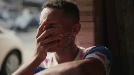 Foto de Rostro de cerca de un joven afroamericano angustiado, frunciendo el ceño con preocupación y presión emocional, expresión preocupada preocupada - Imagen libre de derechos