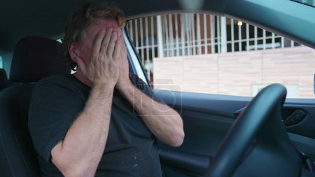 Téléchargez les photos : Homme caucasien plus âgé dans des circonstances de colère, luttant avec des difficultés, submergé personne stressée à l'intérieur du véhicule de voiture - en image libre de droit