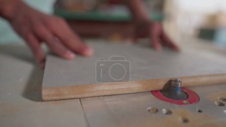 Téléchargez les photos : Machine à tailler le bois avec précision dans un atelier de menuiserie, vue rapprochée - en image libre de droit