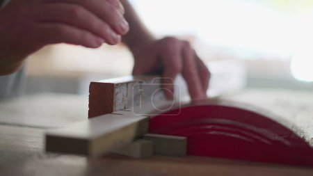 Téléchargez les photos : Détail de la machine à scier au travail, coupe du bois dans l'atelier de menuiserie - en image libre de droit