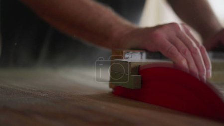 Téléchargez les photos : Gros plan de la machine à scier coupe morceau de bois à l'atelier de menuiserie - en image libre de droit