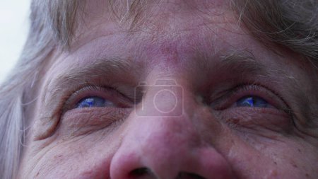 Téléchargez les photos : Homme âgé plein d'espoir, les yeux bleus, regardant le ciel avec FOI et DÉVOTION. Reconnaissant personne âgée caucasienne regarde vers le haut montrant la sagesse et la vieillesse - en image libre de droit