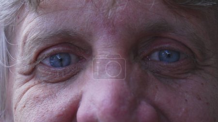 Foto de Ojos azules de hombre mayor sonriente Primer plano, exhibición de edad y sabiduría en arrugas - Imagen libre de derechos