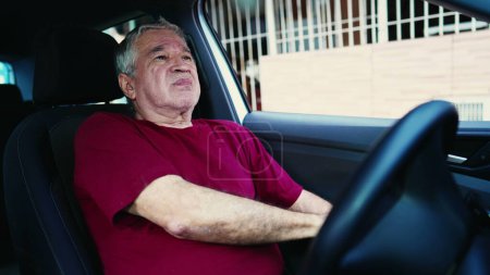 Téléchargez les photos : Personne âgée préoccupée à l'intérieur de la voiture garée, Faire face aux défis de la vie, Lutte contre l'anxiété - en image libre de droit