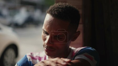 Téléchargez les photos : Jeune afro-américain inquiet ressentant une pression émotionnelle avec une expression préoccupée, face rapprochée de l'homme fronçant les sourcils en détresse - en image libre de droit