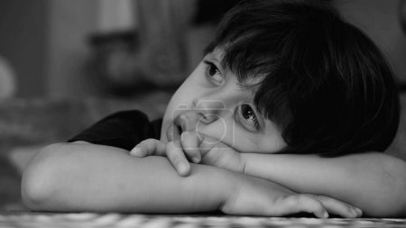Foto de Retrato monocromático del niño abandonado, abrumado por la oscuridad y el aburrimiento, Retrato en blanco y negro de la lucha de jóvenes con tristeza y Ennui - Imagen libre de derechos