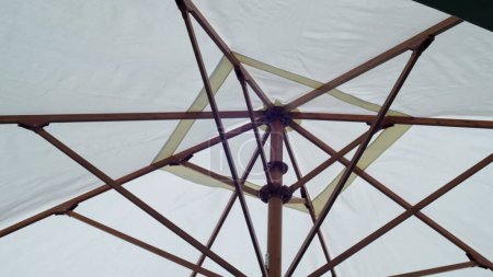 Foto de Debajo de paraguas grande para proteger contra la lluvia o el sol. Equipo de restaurante y hotel - Imagen libre de derechos