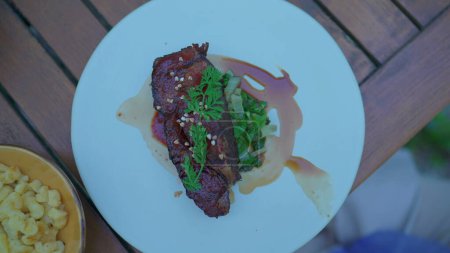 Foto de Presentación elegante de la placa, carne sabrosa en el lugar de comedor de lujo, plato de restaurante de lujo - Imagen libre de derechos