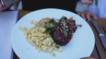 Foto de Experiencia culinaria del escaparate sabroso de la carne en una placa refinada del restaurante - Imagen libre de derechos