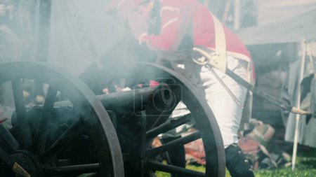 Foto de Antigua escena de detonación de soldados disparando cañones antiguos en recreación histórica - Imagen libre de derechos