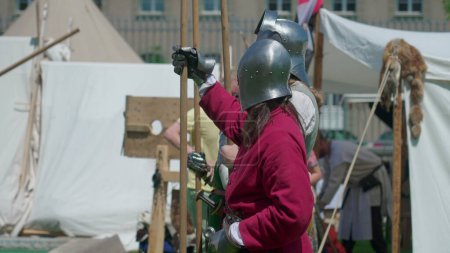 Téléchargez les photos : Scène de protecteurs antiques de chevaliers dans des casques en acier avec des lances prêtes à la foire de reconstitution - en image libre de droit