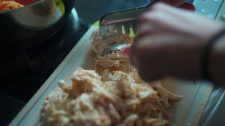 Foto de Triturar trozos de pollo con tenedor, preparar comida a mano de cerca - Imagen libre de derechos