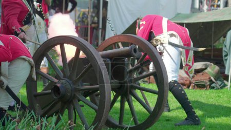 Foto de Explosión histórica de la antigua explosión del cañón, soldados disparando una auténtica arma histórica antigua - Imagen libre de derechos