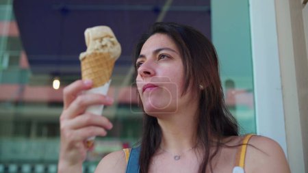 Foto de Mujer disfrutando de helado cono durante el día de verano. 30s persona femenina absorbida por dulce postre - Imagen libre de derechos