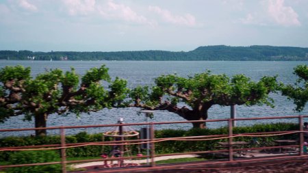 Foto de Escena de Serenidad del Viaje de Vista del Lago desde la Perspectiva del Pasajero del Tren - Imagen libre de derechos
