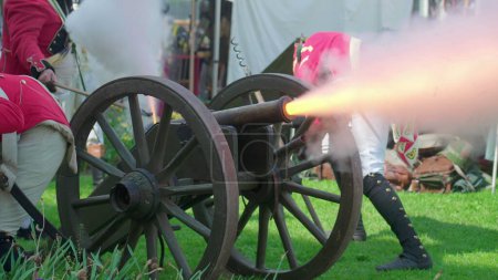Foto de Explosión histórica de la antigua explosión del cañón, soldados disparando una auténtica arma histórica antigua - Imagen libre de derechos