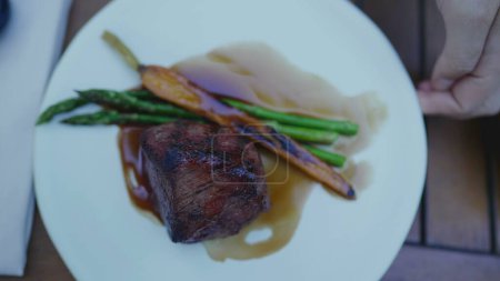 Foto de Carne sabrosa y espárragos en el plato en la comida de restaurante de lujo, plato gourmet - Imagen libre de derechos