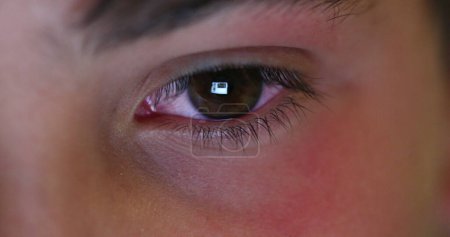 Téléchargez les photos : Boy eye staring at tablet screen playing video-game on tech, macro closeup eyes - en image libre de droit