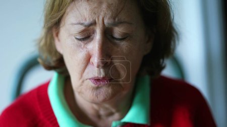 Téléchargez les photos : Triste femme âgée gros plan avec une expression émotionnelle exagérée d'inquiétude et de préoccupation d'une manière drôle, effrayée dame âgée bouche ouverte - en image libre de droit