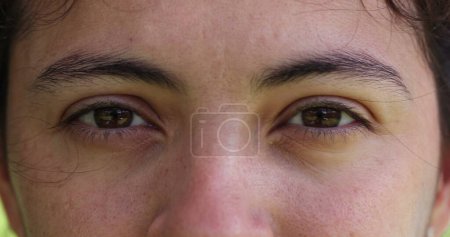 Foto de Mujer casual mirando a la cámara, ojos cercanos abriendo y cerrando - Imagen libre de derechos