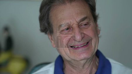 Téléchargez les photos : Heureux homme âgé riant et souriant, gros plan du visage retraité vieux caucasien homme joyeux dans les années 70 avec un comportement amical - en image libre de droit