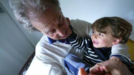 Foto de Abuelo y nieto uniéndose, hombre mayor abrazándose y jugando con su nieto. Tiempo de calidad, estilo de vida familiar - Imagen libre de derechos