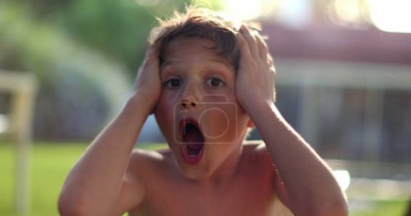Foto de Child boy SHOCK reaction with despair. Emotional kid reacting with confusion - Imagen libre de derechos