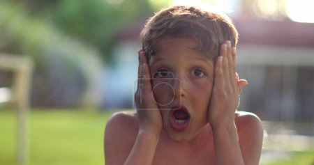 Foto de Child boy SHOCK reaction with despair. Emotional kid reacting with confusion - Imagen libre de derechos
