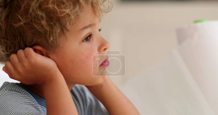 Foto de Niño contemplativo pensando perdido en el pensamiento. Niño imaginativo pensativo - Imagen libre de derechos