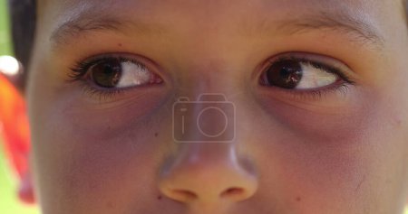 Foto de Los ojos del niño mirando hacia los lados derecha e izquierda se sienten ansiosos. Preocupado niño preocupado macro ojos - Imagen libre de derechos