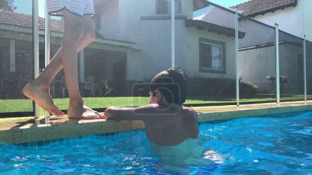 Téléchargez les photos : Enfant sortant de la piscine, enfant se soulevant du bord de la piscine - en image libre de droit