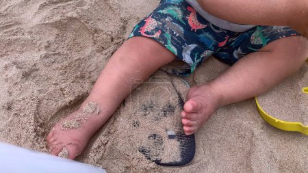 Foto de Dedos del bebé y pies en la arena de la playa - Imagen libre de derechos