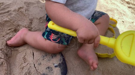 Téléchargez les photos : Bébé orteils et pieds à la plage de sable - en image libre de droit