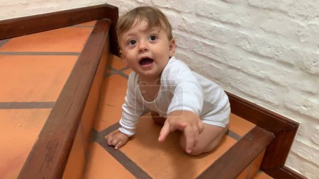 Foto de Baby infant climbing home stairs - Imagen libre de derechos