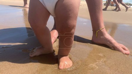 Téléchargez les photos : Bébé pieds nus et orteils à la plage - en image libre de droit