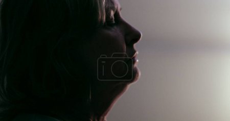 Téléchargez les photos : Depressed senior woman suffering in silence. Close-up toruble person face - en image libre de droit